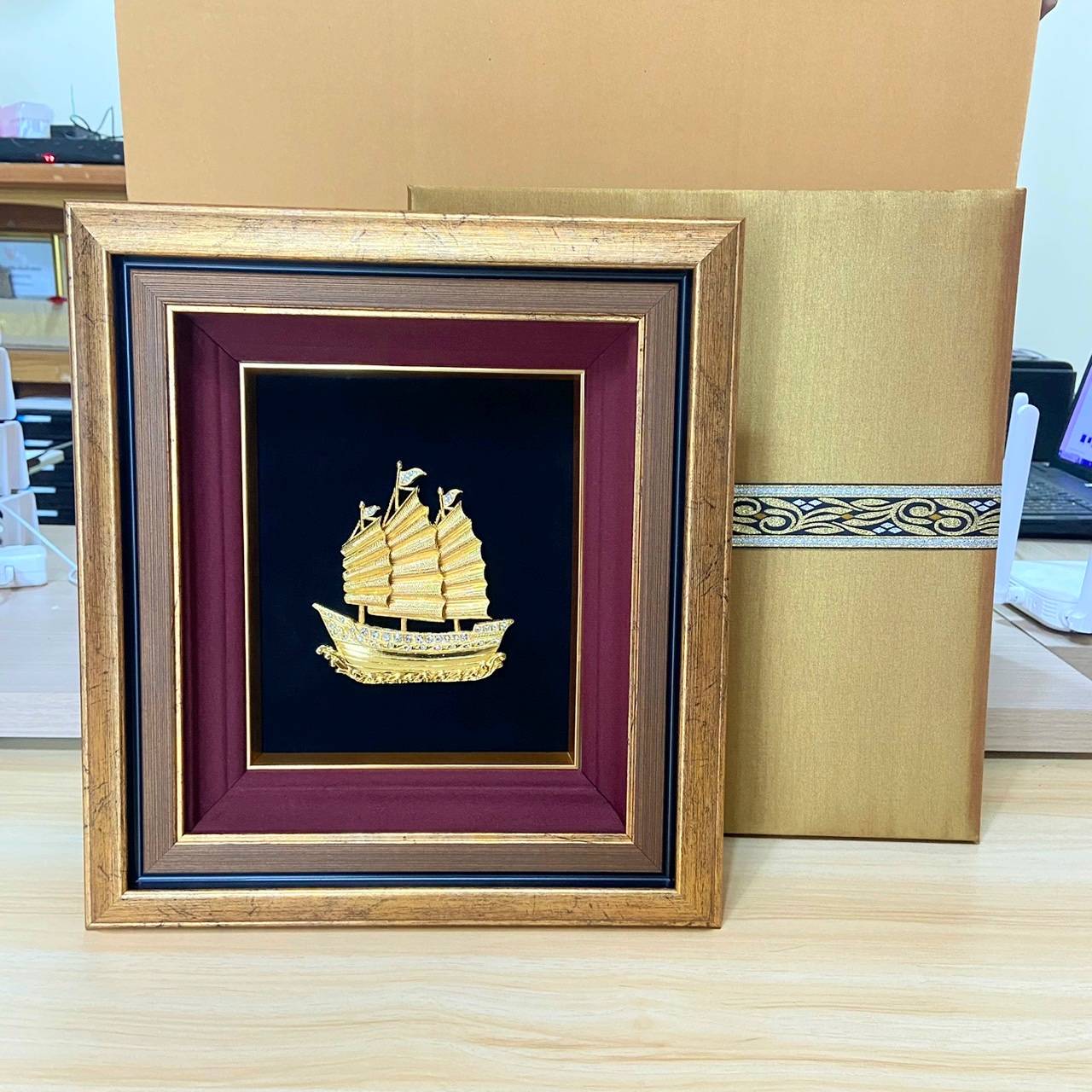 กรอบหุ้มผ้าไหมเรือใบ