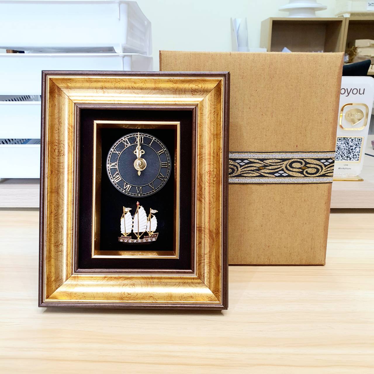 นาฬิกากรอบทองลายเรือใบ